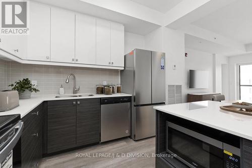 403 - 19A West Street N, Kawartha Lakes, ON - Indoor Photo Showing Kitchen With Double Sink