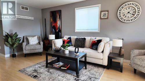 11428 Timber Bay Crescent, Windsor, ON - Indoor Photo Showing Living Room