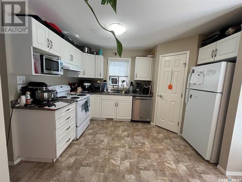105 503 Colonel Otter Drive, Swift Current, SK - Indoor Photo Showing Kitchen With Double Sink