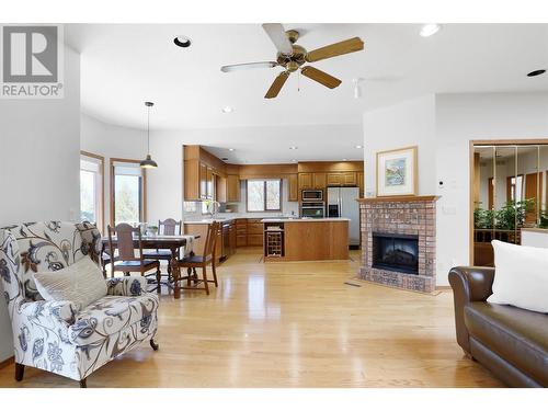 546 Vintage Terrace Road, Kelowna, BC - Indoor Photo Showing Living Room With Fireplace