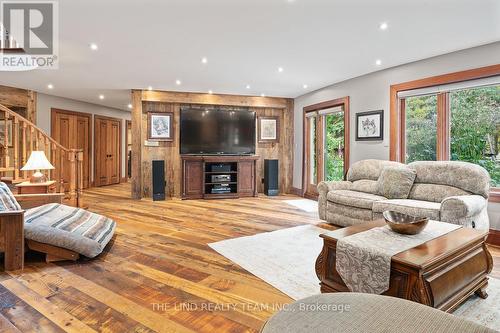 457 St. Johns Sideroad, Aurora, ON - Indoor Photo Showing Living Room