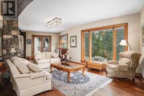 457 St. Johns Sideroad, Aurora, ON - Indoor Photo Showing Living Room