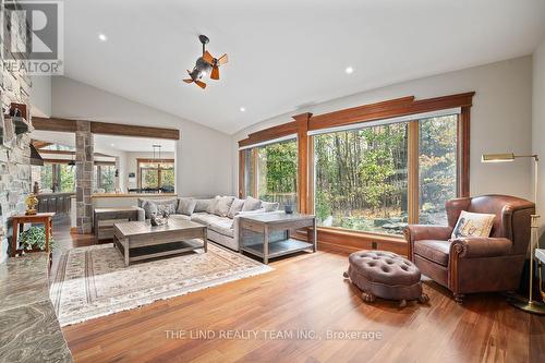 457 St. Johns Sideroad, Aurora, ON - Indoor Photo Showing Living Room