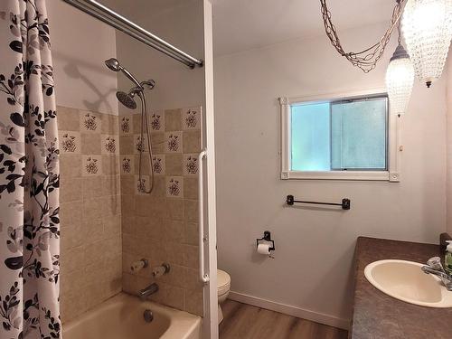 7461 2Nd St, Grand Forks, BC - Indoor Photo Showing Bathroom