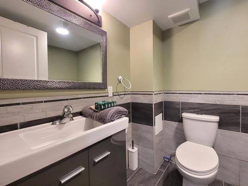 7461 2Nd St, Grand Forks, BC - Indoor Photo Showing Bathroom