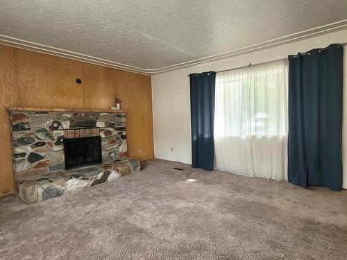 7461 2Nd St, Grand Forks, BC - Indoor With Fireplace