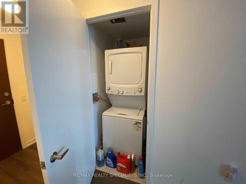 1007 - 2560 Eglinton Avenue, Mississauga, ON - Indoor Photo Showing Laundry Room