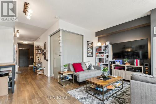 906 - 775 King Street W, Toronto (Niagara), ON - Indoor Photo Showing Living Room