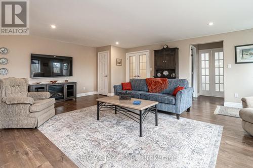 6732 Shiloh Road, Clarington, ON - Indoor Photo Showing Living Room