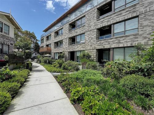 102-1018 Pentrelew Pl, Victoria, BC - Outdoor