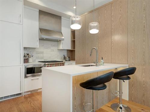 102-1018 Pentrelew Pl, Victoria, BC - Indoor Photo Showing Kitchen With Upgraded Kitchen