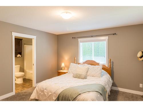 5810 Highway 3A, Nelson, BC - Indoor Photo Showing Bedroom