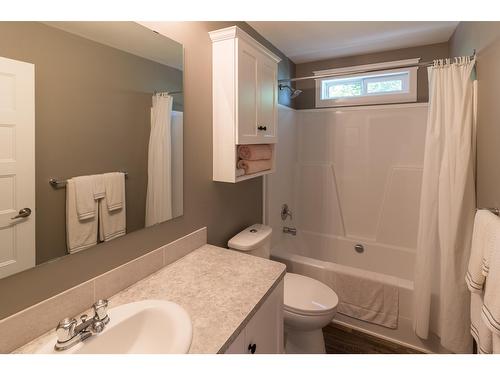 5810 Highway 3A, Nelson, BC - Indoor Photo Showing Bathroom