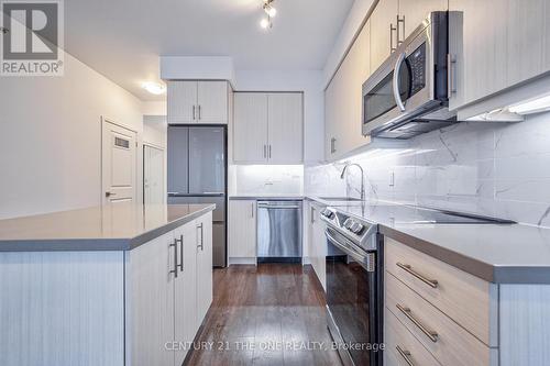 1810 - 75 Oneida Crescent, Richmond Hill, ON - Indoor Photo Showing Kitchen With Upgraded Kitchen