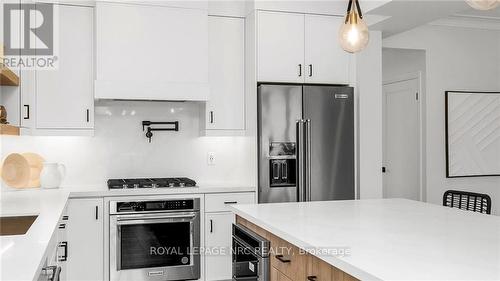 121 Whitefish Crescent, Hamilton (Stoney Creek), ON - Indoor Photo Showing Kitchen With Upgraded Kitchen