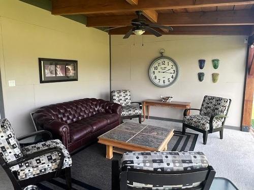 4470 Moan Road, Skookumchuck, BC - Indoor Photo Showing Living Room