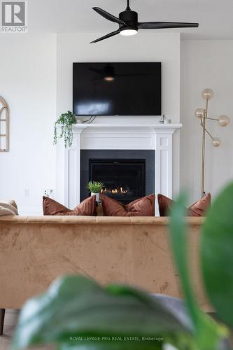 649 Tull Street E, Strathroy-Caradoc, ON - Indoor Photo Showing Living Room With Fireplace