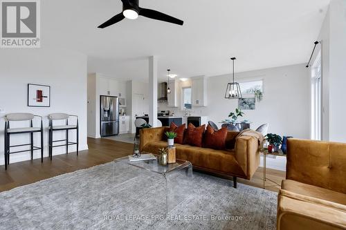 649 Tull Street E, Strathroy-Caradoc, ON - Indoor Photo Showing Living Room