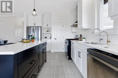 649 Tull Street E, Strathroy-Caradoc, ON - Indoor Photo Showing Kitchen With Upgraded Kitchen