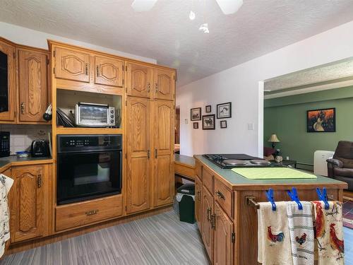 905 Currie Road, Kenora, ON - Indoor Photo Showing Kitchen