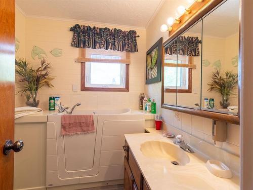 905 Currie Road, Kenora, ON - Indoor Photo Showing Bathroom