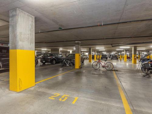 Garage - 408-10850 Rue Basile-Routhier, Montréal (Ahuntsic-Cartierville), QC - Indoor Photo Showing Garage