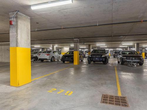 Garage - 408-10850 Rue Basile-Routhier, Montréal (Ahuntsic-Cartierville), QC - Indoor Photo Showing Garage