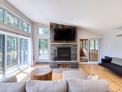 Salon - 65 Ch. Joseph-Hubert, Saint-Donat, QC - Indoor Photo Showing Living Room With Fireplace