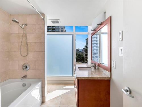 S1104-737 Humboldt St, Victoria, BC - Indoor Photo Showing Bathroom