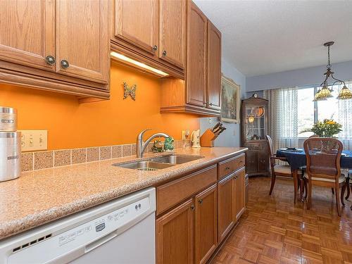 408-929 Esquimalt Rd Se, Esquimalt, BC - Indoor Photo Showing Kitchen With Double Sink