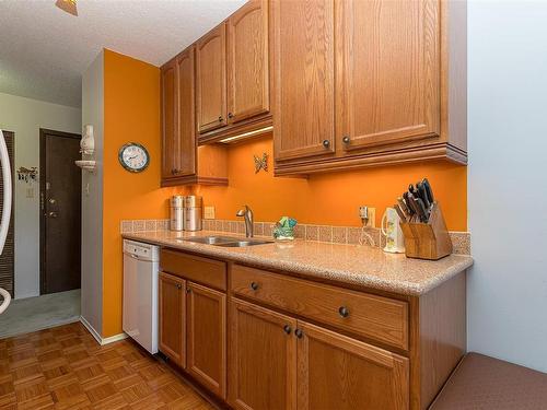 408-929 Esquimalt Rd Se, Esquimalt, BC - Indoor Photo Showing Kitchen With Double Sink