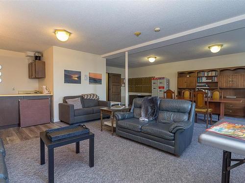 408-929 Esquimalt Rd Se, Esquimalt, BC - Indoor Photo Showing Living Room