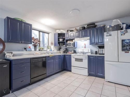 112 Arden Rd, Courtenay, BC - Indoor Photo Showing Kitchen