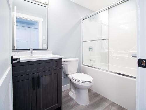 301-4474 Wellington Rd, Nanaimo, BC - Indoor Photo Showing Bathroom