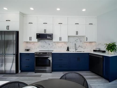 302-4474 Wellington Rd, Nanaimo, BC - Indoor Photo Showing Kitchen With Upgraded Kitchen