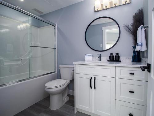 302-4474 Wellington Rd, Nanaimo, BC - Indoor Photo Showing Bathroom