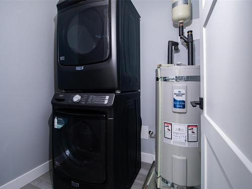 302-4474 Wellington Rd, Nanaimo, BC - Indoor Photo Showing Laundry Room