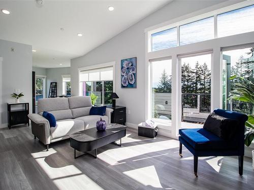 302-4474 Wellington Rd, Nanaimo, BC - Indoor Photo Showing Living Room