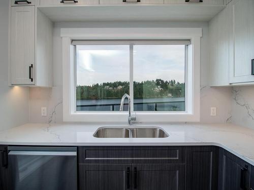 204-4474 Wellington Rd, Nanaimo, BC - Indoor Photo Showing Kitchen With Double Sink