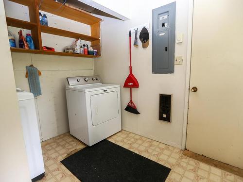 1468 Agate Bay Rd, Barriere, BC - Indoor Photo Showing Laundry Room