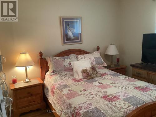 27 Laurent Boulevard, Kawartha Lakes, ON - Indoor Photo Showing Bedroom