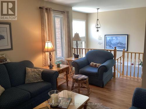 27 Laurent Boulevard, Kawartha Lakes, ON - Indoor Photo Showing Living Room