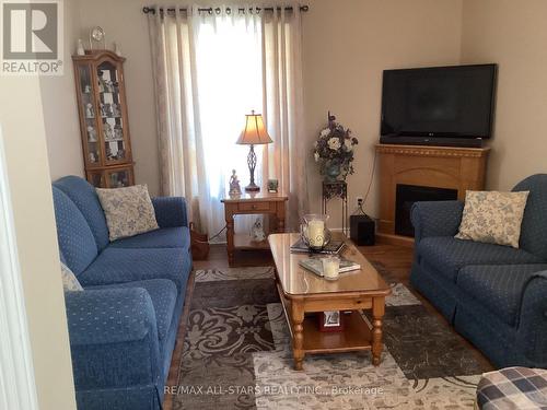 27 Laurent Boulevard, Kawartha Lakes, ON - Indoor Photo Showing Living Room