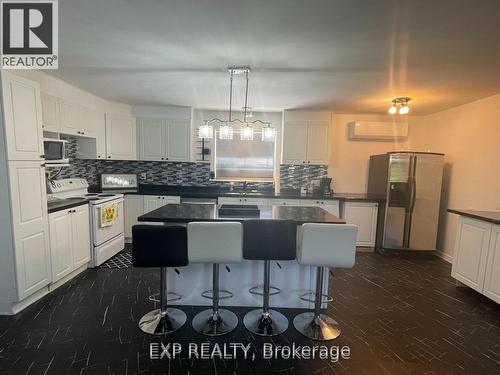 20527 Melbourne Road, Southwest Middlesex, ON - Indoor Photo Showing Kitchen With Upgraded Kitchen