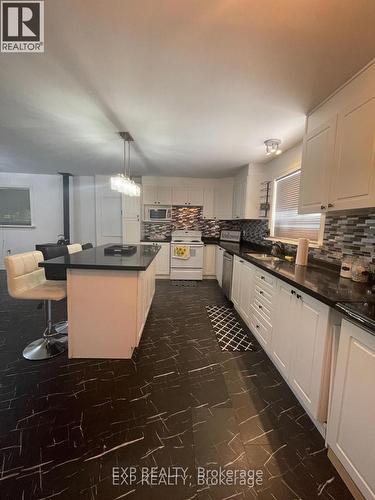 20527 Melbourne Road, Southwest Middlesex, ON - Indoor Photo Showing Kitchen