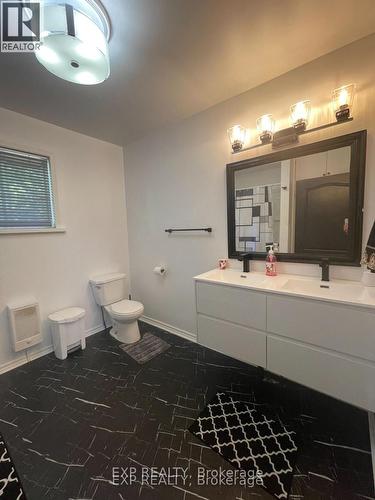 20527 Melbourne Road, Southwest Middlesex, ON - Indoor Photo Showing Bathroom