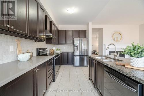 18 Stellar Avenue, Caledon, ON - Indoor Photo Showing Kitchen With Double Sink With Upgraded Kitchen