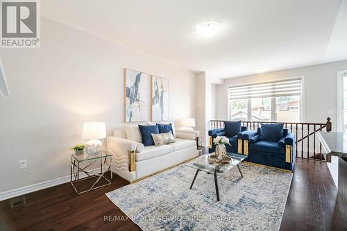 18 Stellar Avenue, Caledon, ON - Indoor Photo Showing Living Room