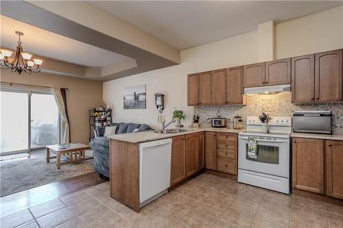 4061 Medland Drive, Burlington, ON - Indoor Photo Showing Kitchen With Double Sink