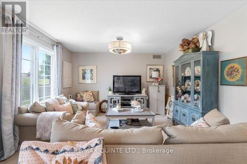 33 Alder Court, Belleville, ON - Indoor Photo Showing Living Room